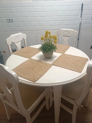 Mesa redonda blanca con 4 sillas