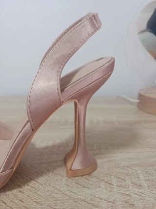 Tacones como nuevos puestos solo una vez