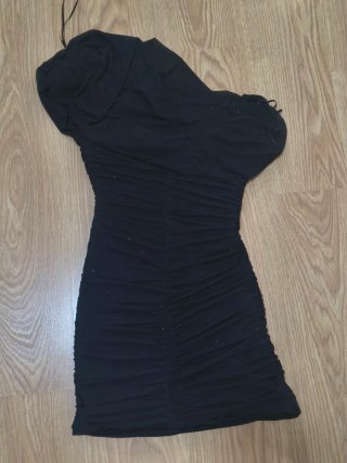 Vestido negro drapeado