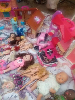 Lote de juguetes: casitas y Barbies