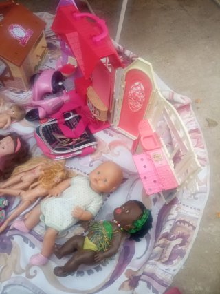 Lote de juguetes: casitas y Barbies