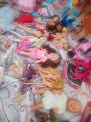 Lote de juguetes: casitas y Barbies