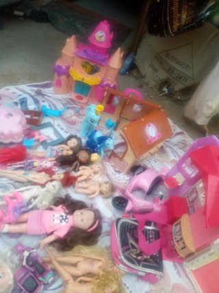 Lote de juguetes: casitas y Barbies