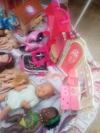 Lote de juguetes: casitas y Barbies