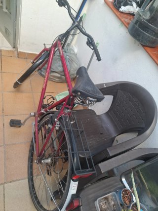 Bicicleta de paseo roja solo el cambio de marcha