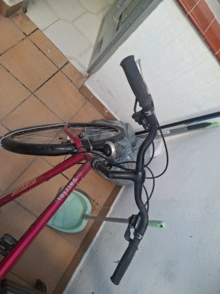 Bicicleta de paseo roja solo el cambio de marcha