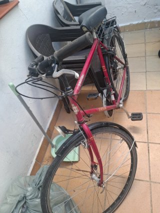 Bicicleta de paseo roja solo el cambio de marcha