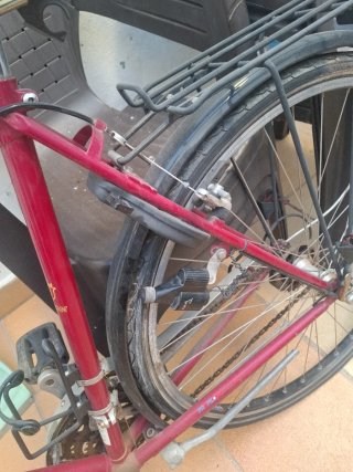 Bicicleta de paseo roja solo el cambio de marcha