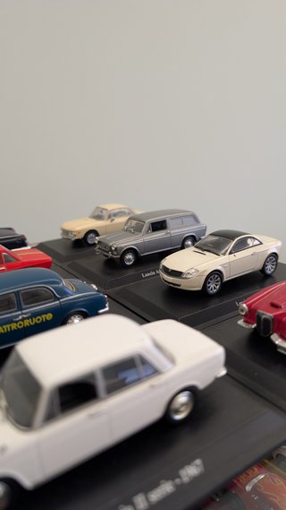 Modellini Lancia Norev scala 1/43 basetta + nome
