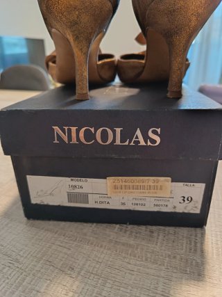 Zapatos elegantes dorados Nicolas T.39