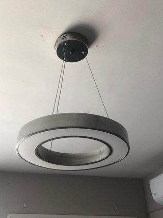 Lámpara colgante moderna gris y blanca