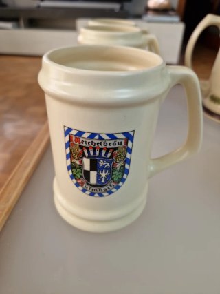 8 Bicchieri di birra in ceramica, 6 da 33 cl