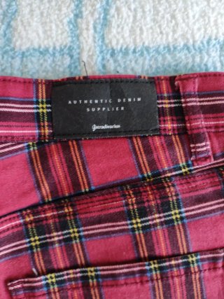 Vaqueros cuadros Stradivarius rojos