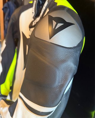 Mono Dainese Laguna Seca 4 Blanco/Amarillo flúor