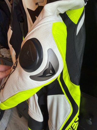 Mono Dainese Laguna Seca 4 Blanco/Amarillo flúor