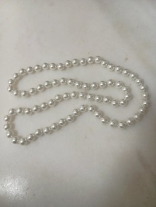Collar de perlas plateadas