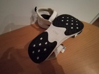 Sandalias blancas y negras