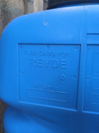 Depósito de agua azul