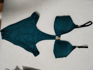 Bikini verde con detalles dorados