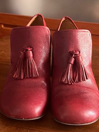 Zapatos rojos elegantes con borlas