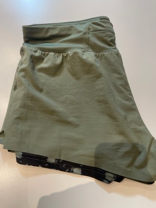 Shorts verdes con estampado floral