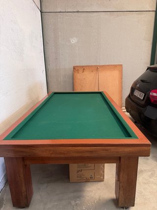Mesa de billar verde y madera