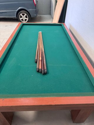 Mesa de billar verde y madera