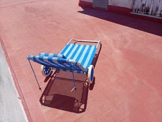 Silla plegable de playa azul y blanca
