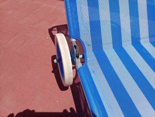 Silla plegable de playa azul y blanca