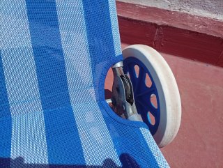 Silla plegable de playa azul y blanca
