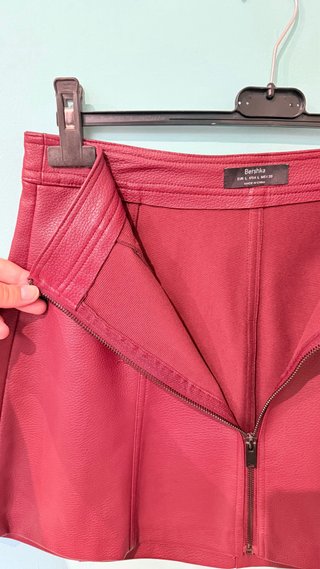 Falda efecto piel granate