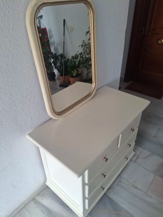 Comoda y espejo, madera maciza