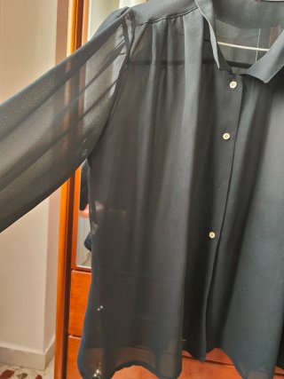 Blusa fluida semitransparente