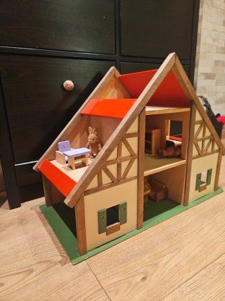 Casa de muñecas de madera