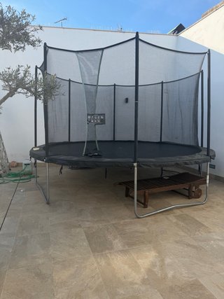Cama elástica con red de seguridad