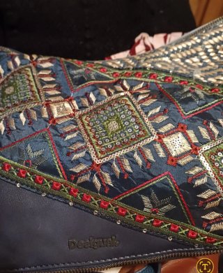Bolso Desigual azul con bordados y lentejuelas