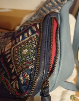 Bolso Desigual azul con bordados y lentejuelas