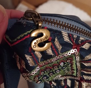 Bolso Desigual azul con bordados y lentejuelas