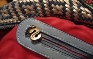 Bolso Desigual azul con bordados y lentejuelas