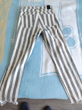 Vaqueros Zara rayas grises y blancos