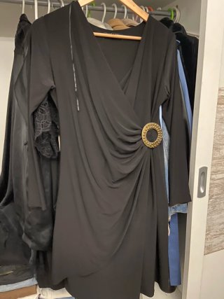 Vestido negro drapeado con detalle de anilla