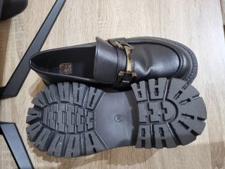 Mocasines track negros hebilla dorada T39