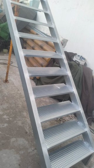 Carpintero metálico , soldador , multiservicios