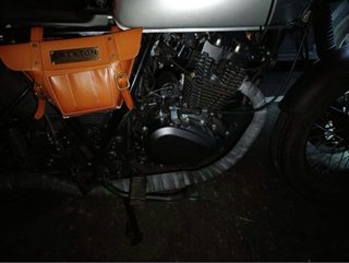 Moto Brixton 125cc Plata y Naranja