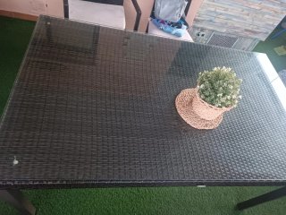Tavolo in rattan con piedi in alluminio e superficie in vetro