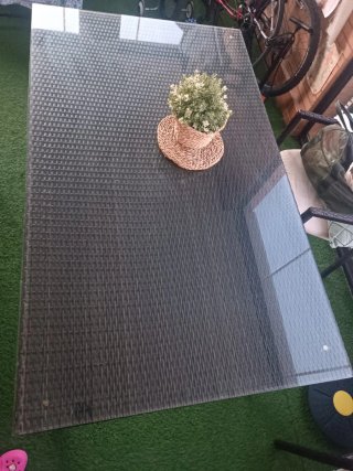Tavolo in rattan con piedi in alluminio e superficie in vetro