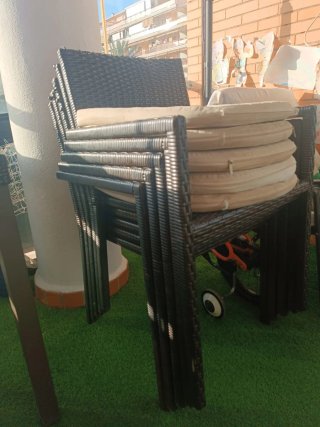 Tavolo in rattan con piedi in alluminio e superficie in vetro