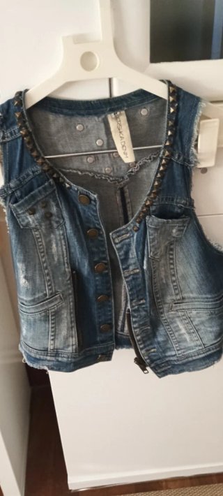 Chaleco vaquero Bershka tachuelas