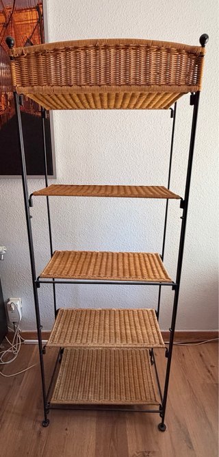 Estantería de mimbre y metal