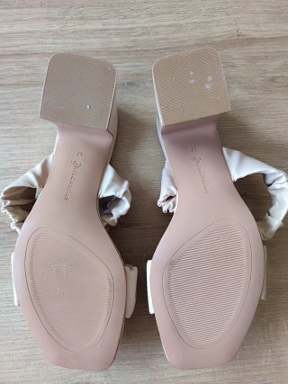 Sandalias Stradivarius tacón beige